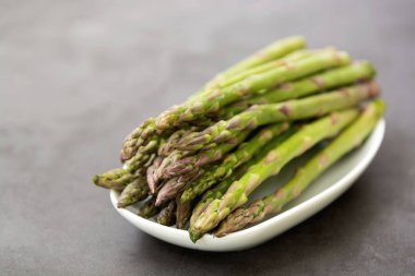 Kuşkonmaz mızraklarını arka planda fotokopi alanıyla kapat. Sağlıklı, vejetaryen gıda konsepti. Temiz yemek..