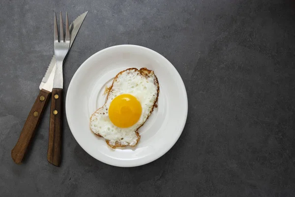 Horní pohled na smažené vejce zblízka. Snídaně. Sunny side měkké smažené vejce. Kopírovat prostor. — Stock fotografie