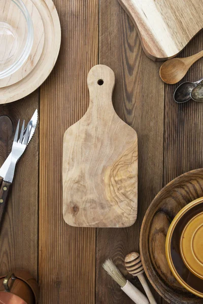 Bovenaanzicht van houten snijplank op houten tafel. Koken, menuconcept. Kopieer ruimte, menu, recept of dieetconcept. — Stockfoto