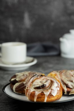 Tarçınlı çörek ya da kahve fincanlı tarçınlı tarçın. Ev yapımı tatlı hamur işi.