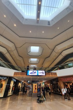 Peterborough Cambridshire, Birleşik Krallık, - 28 Ocak 2020 - Queensgate Alışveriş Merkezi, dükkan önü, vitrin. İnsanlar alışveriş için yürüyorlar.