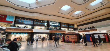 Peterborough Cambridshire, İngiltere, - 28 Ocak 2020 Queensgate Alışveriş Merkezi, insanlar alışveriş için yürüyorlar..