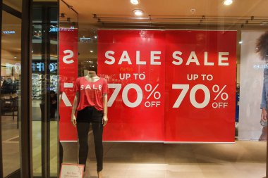 Peterborough Cambridshire, İngiltere, - 28 Ocak 2020 - Queensgate Alışveriş Merkezi, mağazanın önünde reklam panosu afişi.