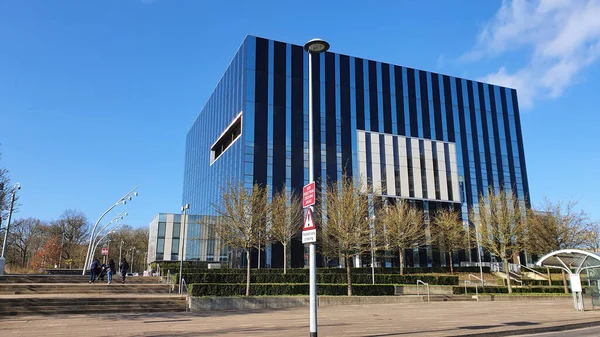 Corby, Spojené království -8. 02. 2020 - Corby Borough Council, moderní sklářská budova, kanceláře, výhled do ulice. Fotografie chytrého telefonu. — Stock fotografie