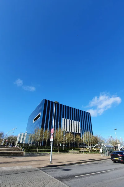 Corby, Reino Unido - 8, 02, 2020 - Corby Borough Council, modern glass building, offices, street view. Foto Smartphone . — Foto de Stock