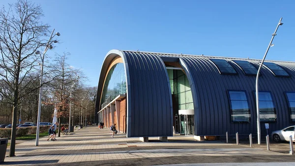 Corby, Reino Unido - 28 de enero de 2020: Moderno edificio del centro deportivo público, piscina en Corby, Northamptonshire, Reino Unido — Foto de Stock