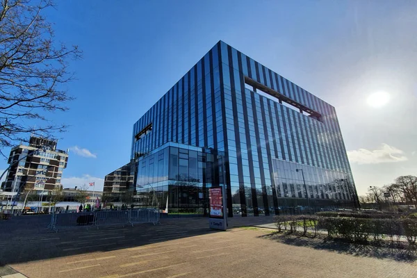 Corby, Reino Unido - 8. 02. 2020 - Corby Borough Council, edificio de vidrio moderno, oficinas, vista a la calle. Foto Smartphone . — Foto de Stock