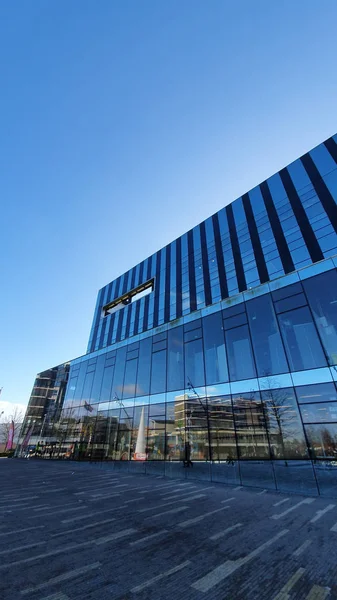 Corby, Reino Unido - 8. 02. 2020 - Corby Borough Council, edificio de vidrio moderno, oficinas, vista a la calle. Foto Smartphone . — Foto de Stock