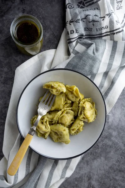 Μαγειρεμένα τορτελίνια σε πιάτο, κοντά ζυμαρικά, ιταλικό φαγητό. Σκούρο φόντο. — Φωτογραφία Αρχείου