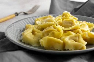 Tabakta tortellini, makarnayı yakın plan, İtalyan yemeği..