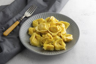 Tabakta tortellini, makarnayı yakın plan, İtalyan yemeği..