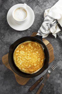 Kızartma tavasında omlet. Kara tahtada taze pişmiş sağlıklı omlet..