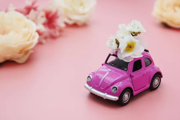 Corby Spojené Království Února2020 Miniaturní Růžové Autíčko Jaro Letní Květiny — Stock fotografie