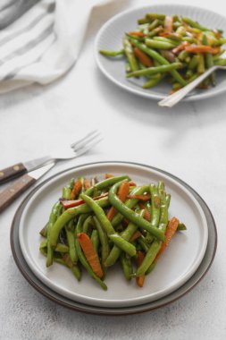 Vejetaryen yemeği. Pişmiş yeşil fasulye ve havuç. Yeşil fasulye ve havuçtan yapılmış sağlıklı bir salata.