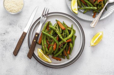 Vejetaryen yemeği. Pişmiş yeşil fasulye ve havuç. Yeşil fasulye ve havuçtan yapılmış sağlıklı bir salata.