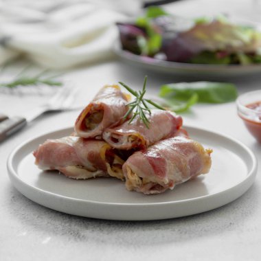 Battaniyeye sarılmış lezzetli domuzlar, pastırmaya sarılmış etler, ev yapımı et ısırıkları..