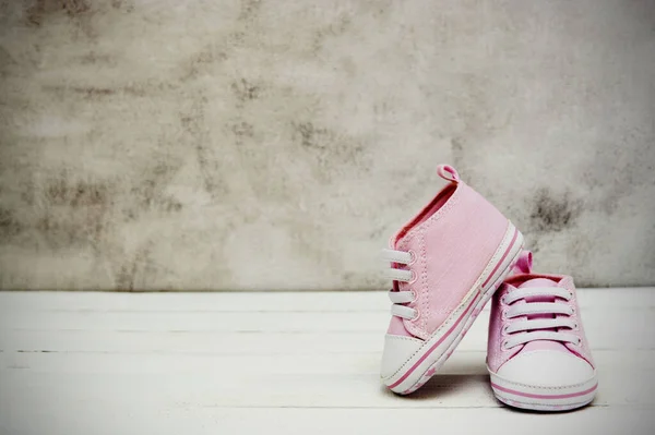 Baskets Rose Bébé Fille Chaussures Sport Fermer Sur Fond Gris — Photo