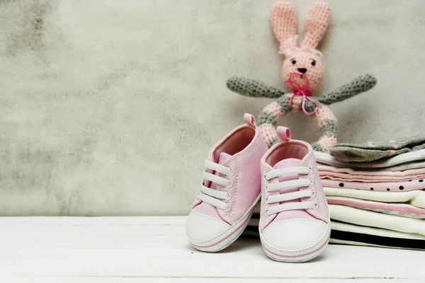Рожеве Дитяче Взуття Новонароджений Одяг Які Іграшки Концепція Материнства Освіти — стокове фото