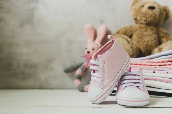 Розовая Детская Обувь Новорожденная Одежда Мягкие Игрушки Материнство Образование Концепция — стоковое фото
