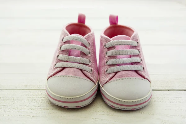 Рожеве Дитяче Взуття Сірому Фоні Новонароджений Материнство Концепція Вагітності Копіювальним — стокове фото