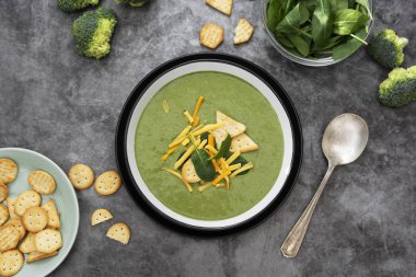 Kremalı sebze çorbası. Sağlıklı ıspanak, brokoli vejetaryen detoks yemeği. Yeşil arkaplan.