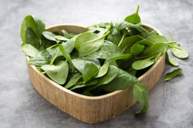 Taze ıspanak yaprağı ya da ıspanak salatası.