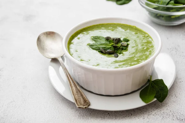 Cremige Grüne Spinatsuppe Einer Weißen Schüssel Frühlingsgesunde Grüne Cremige Suppe — Stockfoto