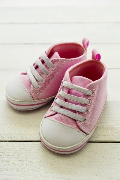 Рожеве Дитяче Взуття Сірому Фоні Новонароджений Материнство Концепція Вагітності Копіювальним — стокове фото
