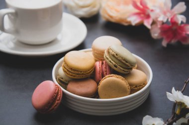 Bir fincan kahve ve kurabiyeler koyu bahar arkaplanı..