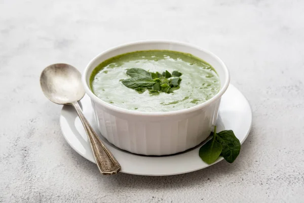 Cremige Grüne Spinatsuppe Einer Weißen Schüssel Frühlingsgesunde Grüne Cremige Suppe — Stockfoto