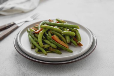 Sağlıklı ya da vejetaryen yemekleri. Pişmiş yeşil fasulye ve havuç. Yeşil fasulye ve havuçtan yapılmış sağlıklı bir salata.