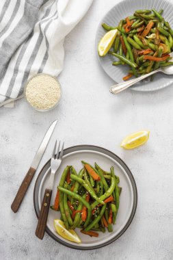 Vejetaryen yemeği. Pişmiş yeşil fasulye ve havuç. Yeşil fasulye ve havuçtan yapılmış sağlıklı bir salata.