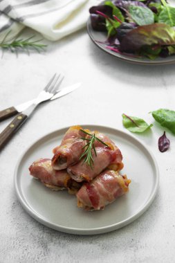 Battaniyeye sarılmış lezzetli domuzlar, pastırmaya sarılmış etler, ev yapımı et ısırıkları..