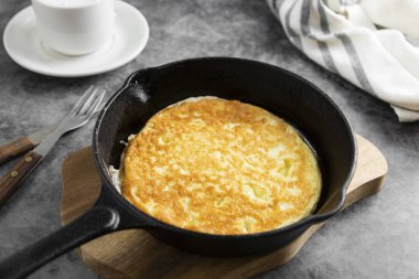 Siyah tavada omlet, siyah yemek fotoğrafı. Sağlıklı kahvaltı manzarası.