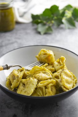 Tabakta tortellini, makarnayı yakın plan, İtalyan yemeği..