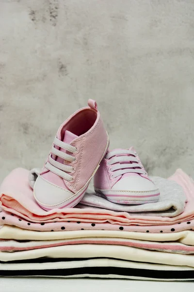 분홍색 신발에 태어난 어머니가 개념은 텍스트 공간을 가지고 인사장 — 스톡 사진