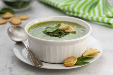 Bahar, parlak masada sağlıklı kremalı sebze çorbası. Sağlıklı detoks yemeği. Vejetaryen yemeği..