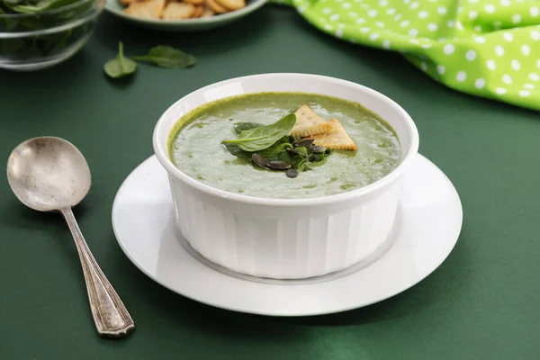 Krämig grönsakssoppa. Friska spenat, broccoli vegetarisk detox mat. — Stockfoto