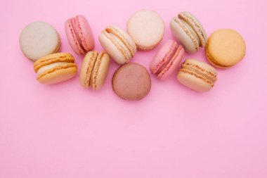 Üst manzara soyut pembe arka plan, Fransız kurabiyeleri, fotokopi alanı. Kadın ya da güzellik geçmişi.