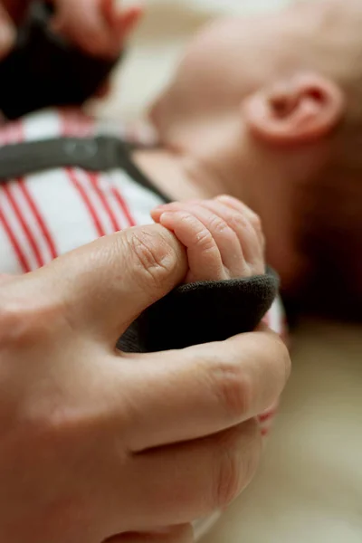 Padre Sosteniendo Una Mano Del Bebé Recién Nacido Cerca Imagen — Foto de Stock