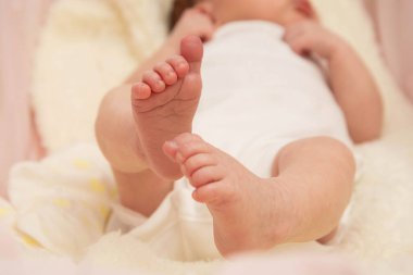 Küçük bebek ayaklarına yakın plan. Çocuk bakımı, güvenlik, eğitim kavramı