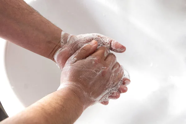 Närbild Mannens Hand Tvätta Händerna Över Handfat Badrummet — Stockfoto