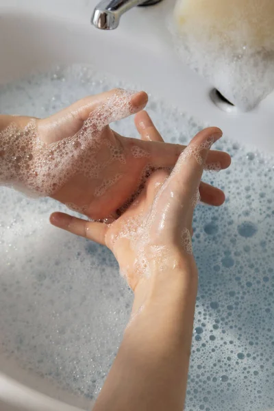 Gros Plan Main Enfant Laver Les Mains Sur Évier Dans — Photo