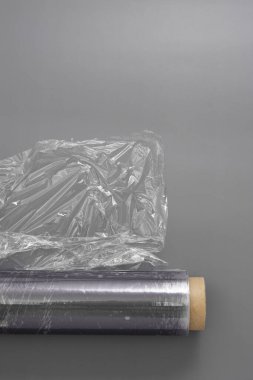 Plastik gerilmiş film rulosu, soyut plastik atık kavramı.