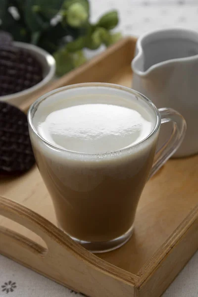 Latte Koffie Glazen Kop Koffie Melk Met Chocoladekoekje — Stockfoto