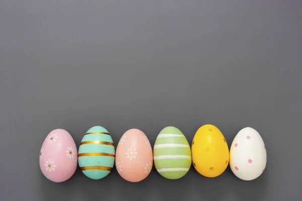 Velikonoční Vajíčka Řadě Dekorativní Abstraktní Barevná Vajíčka Přes Šedé Pozadí — Stock fotografie