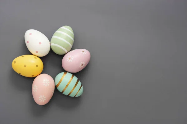 Πασχαλινά Διακοσμητικά Πολύχρωμα Αυγά Γκρι Φόντο Πάνω Όψη Αντιγραφή Χώρου — Φωτογραφία Αρχείου
