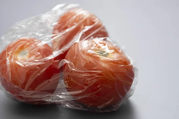 Closeup Tomates Embalagem Filme Stretch Plástico Resíduos Plástico Abstrato — Fotografia de Stock