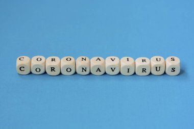 Coronavirus 'un ahşap bloklardan yapılmış, mavi arkaplan üzerine. Coronavirus 2019-nCoV romanından..