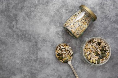 Cam bir kavanozda sağlıklı tohumlar karışımı, üst manzara. Sağlıklı yiyecekler, vejetaryen yiyecekler..